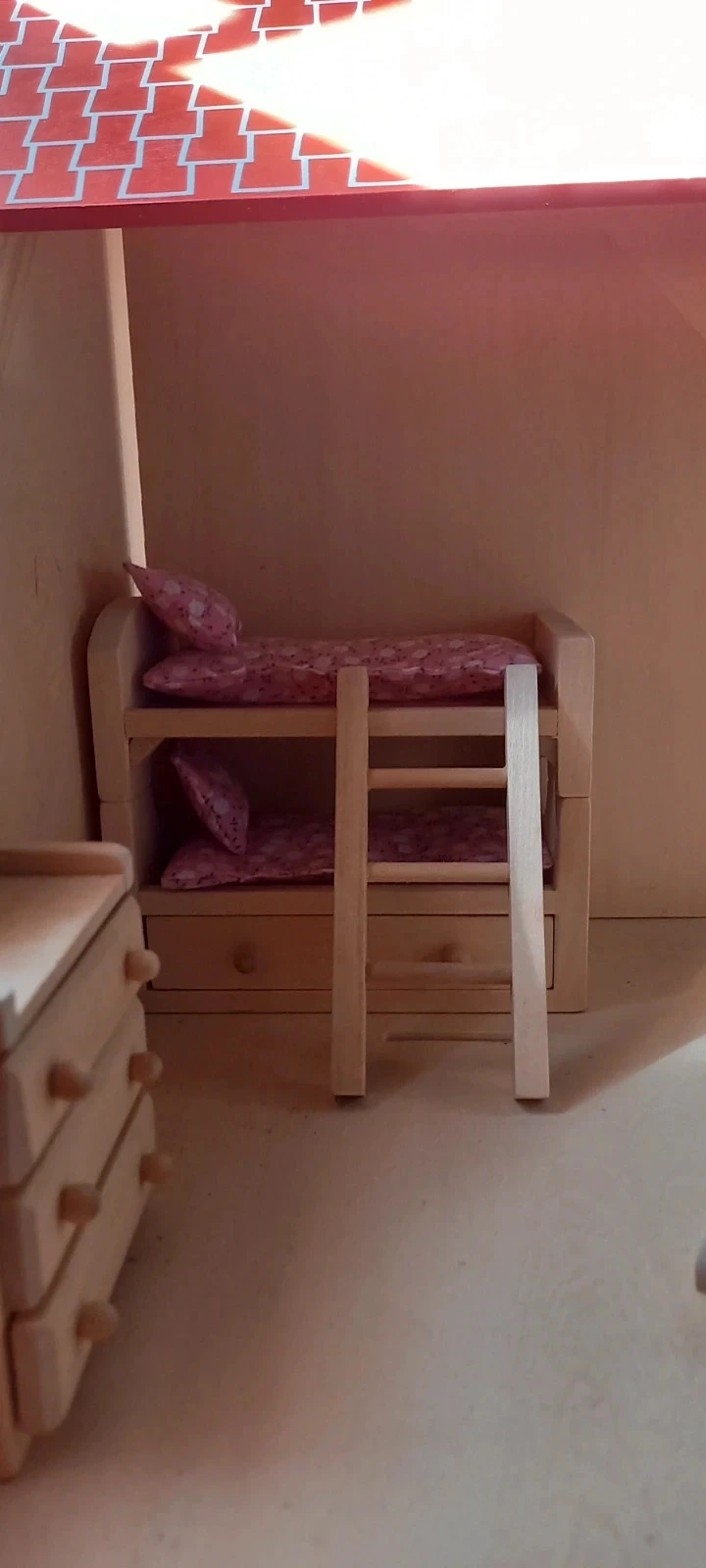 Maison de poupée en bois et mobilier – photo 12